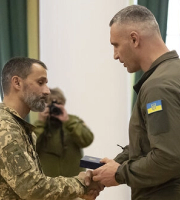 Бойцы 242-го батальона ТрО, защищавшие Киев, получили награды, - Кличко