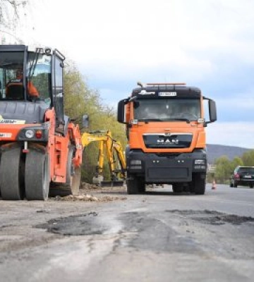 На об’їзній Ужгорода тривають роботи з відновлення пошкодженого вантажівками дорожнього покриття