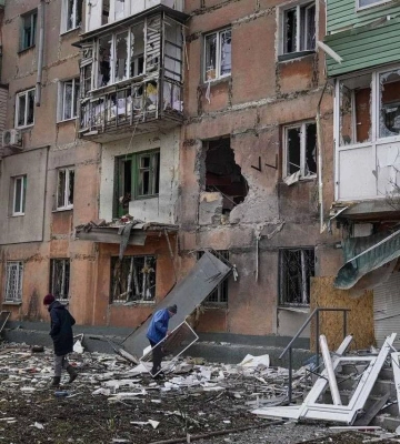 «Йдуть дощі, квартири мокрі та сирі»: жителі Миколаєва просять відремонтувати будинок, який постраждав під час обстрілу