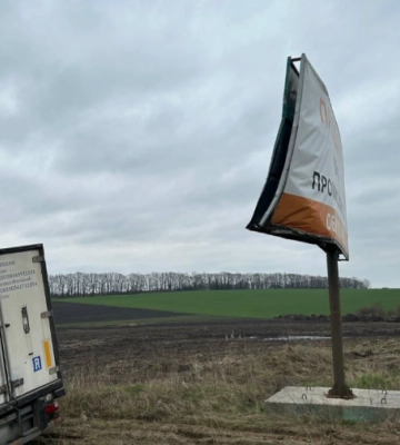 Біля Рівного вантажівка злетіла в кювет і пошкодила білборд