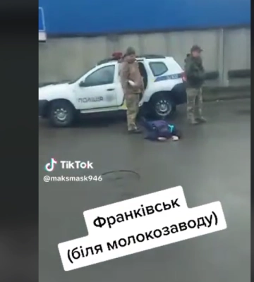 Инцидент произошел из-за вручения повестки: в Ивано-Франковске на улице жестко задержали мужчину