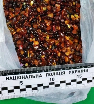 На Рівненщині поліцейські шукали викрадені інструменти, а знайшли цех з обробки бурштину