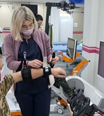 VR, «стрілялки» та тренувальна кухня: як в Дніпрі ставлять на ноги бійців ЗСУ