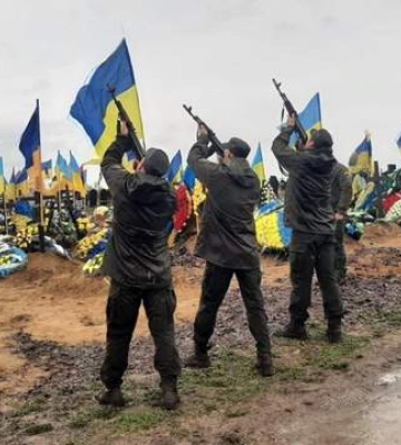 Взяв до рук зброю у перший день великої війни: у Харкові попрощалися з музикантом Антоном Дербіловим (Відео)