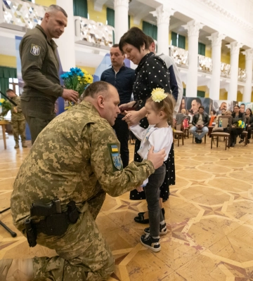 Кличко вручил награды бойцам 242-го батальона терробороны Киева