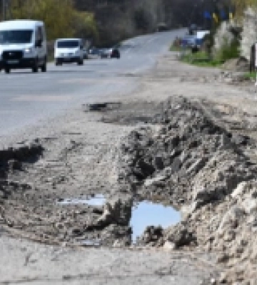 На об’їзній Ужгорода тривають роботи з відновлення пошкодженого вантажівками дорожнього покриття