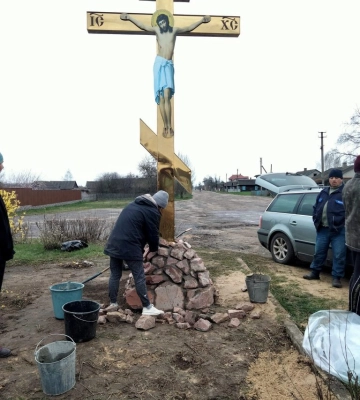 Віддав за Україну своє життя на полі бою: на Волині рідні загиблого Героя встановили придорожній хрест