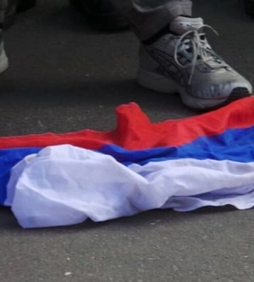 В Мелитопольском районе 16-летняя девушка вытерла ноги о российский триколор