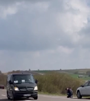 На Волині навколішки зустріли Героїв Андрія Мельника та Валерія Стапанюка