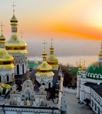 У Великодню ніч в Києві віряни зможуть перебувати в храмах під час служби, але є умови