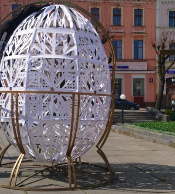 У Чернівцях прикращають Центральну площу до святкування Великодня