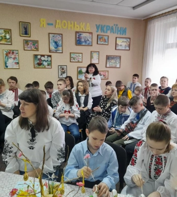 Рівненські міграційники розписували великодні писанки у Рівненському реабілітаційному центрі