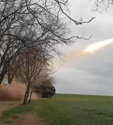 З'явилося відео пусків ракет по крейсеру Москва З'явилося відео пусків ракет по крейсеру Москва