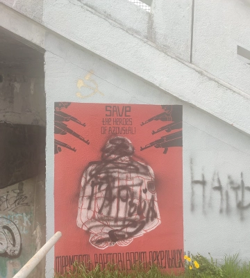 В Ужгороді над муралом героям &quot;Азовсталі&quot; невідомі намалювали серп і молот