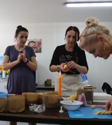 Дружина мера Львова Катерина Кіт-Садова допомагала пекти паски господиням з модульного містечка
