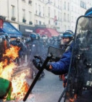Десятки тисяч людей приєдналися до нових протестів проти пенсійної реформи у Франції