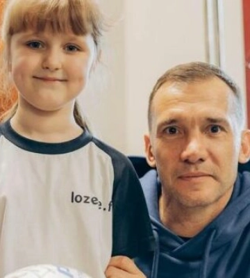 6-летняя Маринка учится ходить на протезе: Андрей Шевченко, посещая Охматдет, поиграл с ней в мяч