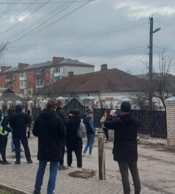 Побиття військового священиками УПЦ МП. Люди збираються біля храму