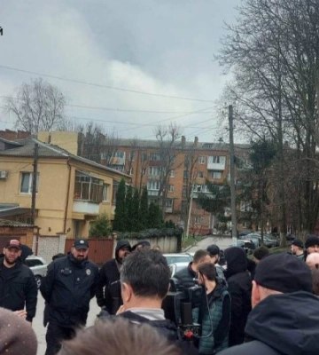 У Хмельницькому почалися сутички біля храму УПЦ МП, в якому побили військового (оновлено)