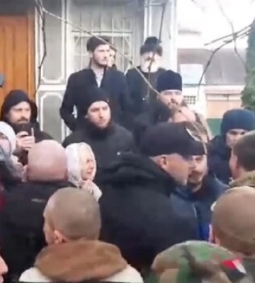 Хмельницький розхитує через побиття військового в церкві УПЦ МП: біля храму збираються люди та поліція, мер видав розпорядження