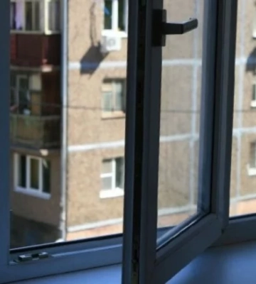 У Кривому Розі 62-річна жінка випала з багатоповерхівки