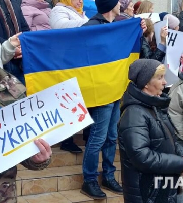 У Хмельницькому біля храму, де побили військового, зібрався багатотисячний мітинг