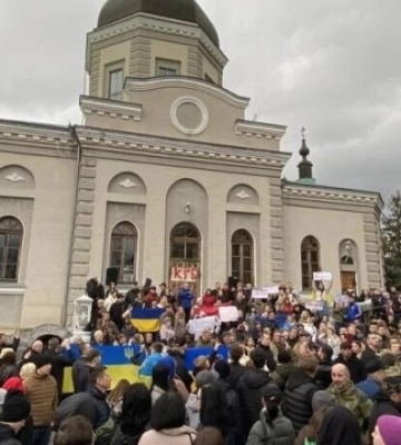 У Хмельницькому почалися сутички біля храму, де побили військового – ЗМІ