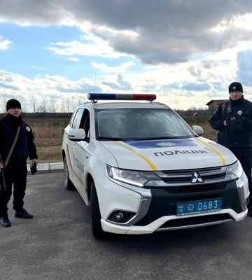 Поліцейські Рівненщини допомогли рятувальнику із Донеччини відремонтувати авто