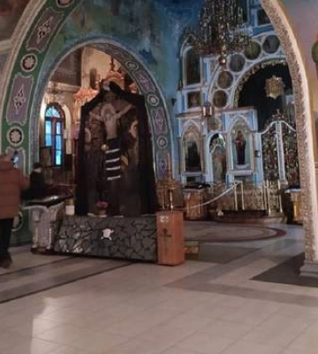 Под храмом УПЦ МП в Хмельницком собрались люди: произошли стычки