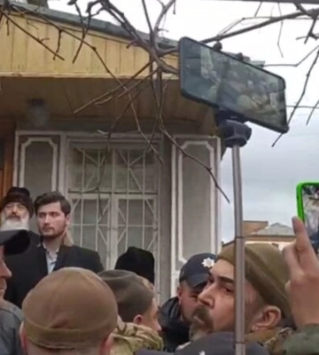 Под храмом УПЦ МП в Хмельницком собрались люди: произошли стычки