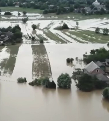 В Киеве из-за подъема воды затопило набережную на Подоле. Фото и видео