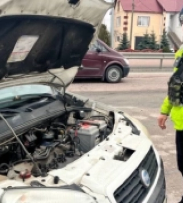 Поблизу Корця патрульні допомогли чоловіку усунути несправність в авто