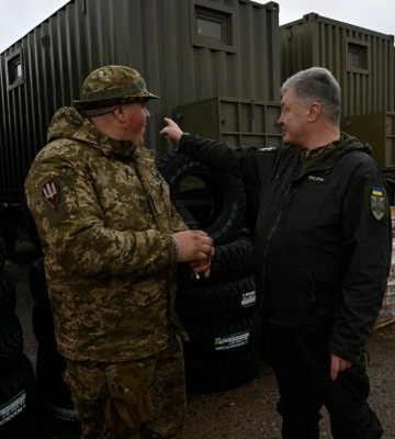 Порошенко на южном фронте передал технику десантникам. Фото