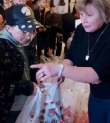 У Нововолинську дітям-сиротам передали гостинці на Великдень