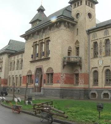 Біля Полтавського краєзнавчого музею прибрали будівельну огорожу