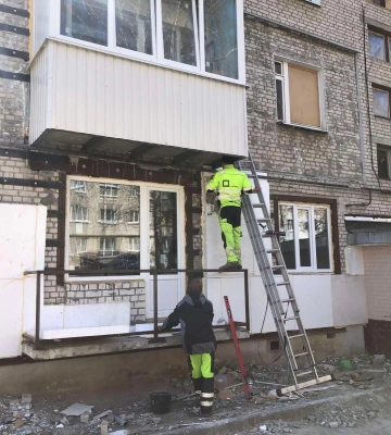 В Харькове после обстрелов восстанавливают дом 
