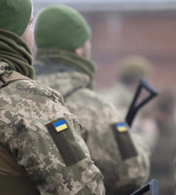 У Тернополі жінки «відбивали» перехожого від працівників військкомату. Відео
