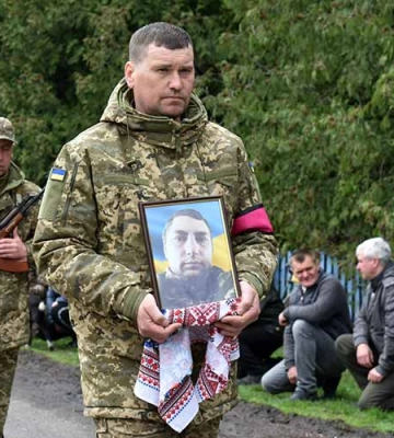 У Пирятинській громаді попрощалися з полеглим на війні захисником (ФОТО)