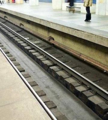 У Києві на станції метро «Дружби народів» чоловік упав на колії
