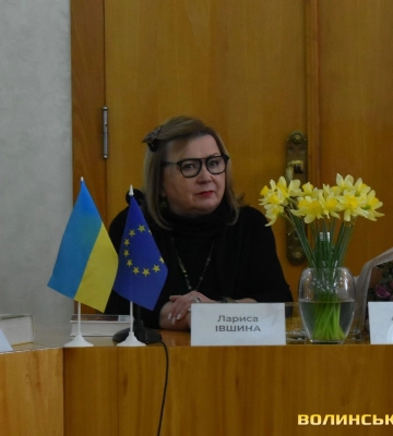 «Спершу я волинянка, а потім – українка»: відома журналістка та письменниця Лариса Івшина відвідала луцький виш