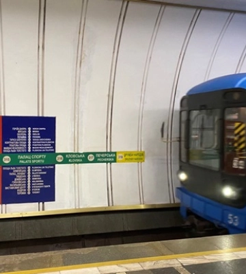 В метро Киева пассажир упал на рельсы