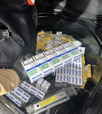 На Закарпатті румун та румунка позбулися своїх авто через тютюнову контрабанду
