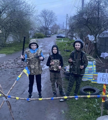 У Дніпрі школярі зробили своїми руками блокпост та збирають кошти на ЗСУ