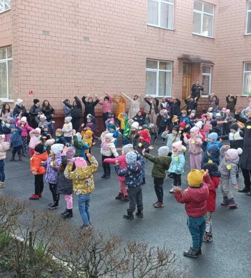 У рівненському дитсадочку батьки, діти й вихователі займалися гімнастикою (ФОТО)