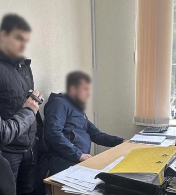 Вимагав гроші за поховання військових: заступника полтавського ритуального бюро підозрюють у хабарництві