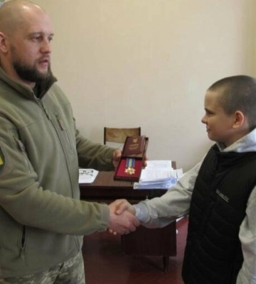 На Полтавщині синові полеглого сержанта Валерія Новохацького передали його військову нагороду