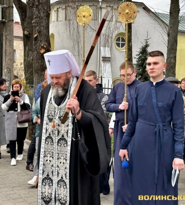 Молитви за Батьківщину та 12 стоянь: у центрі Луцька – Хресна хода. Фото