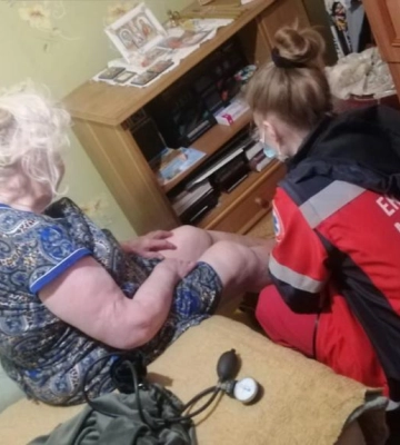 На Рівненщині рятувальники допомогли важкохворій пенсіонерці, яка впала у квартирі і не змогла піднятися