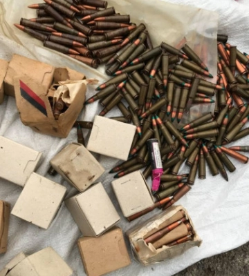 Зберігав у гаражі серед коробок з цукерками: на Запоріжжі у правоохоронця знайшли схрон зі зброєю та вибухівкою