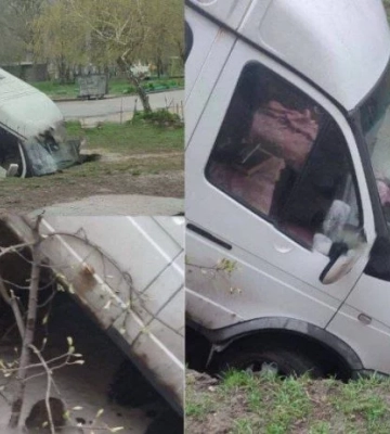У Дніпрі мікроавтобус провалився під землю